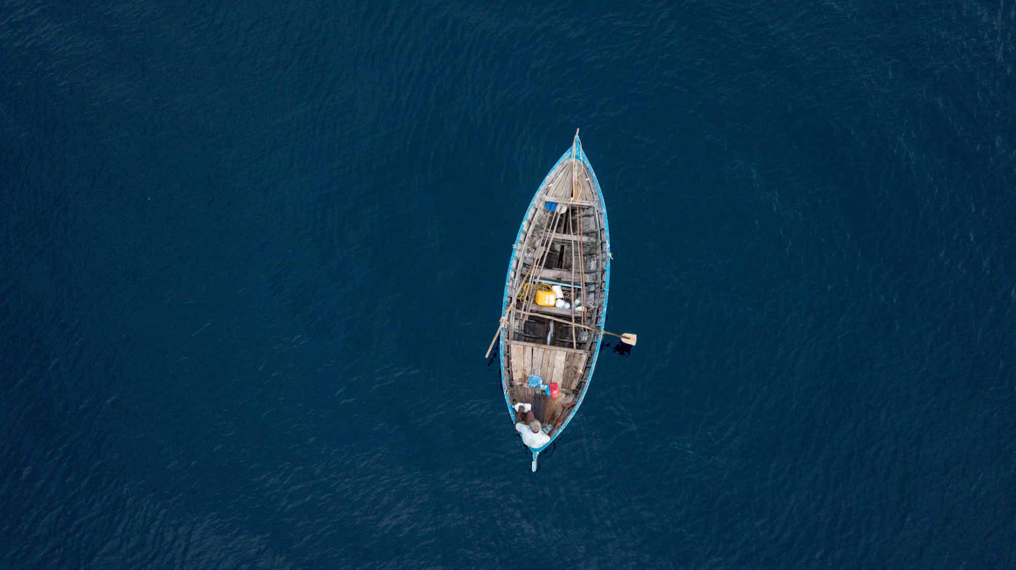 Pohled na člun zmítaný na otevřeném moři