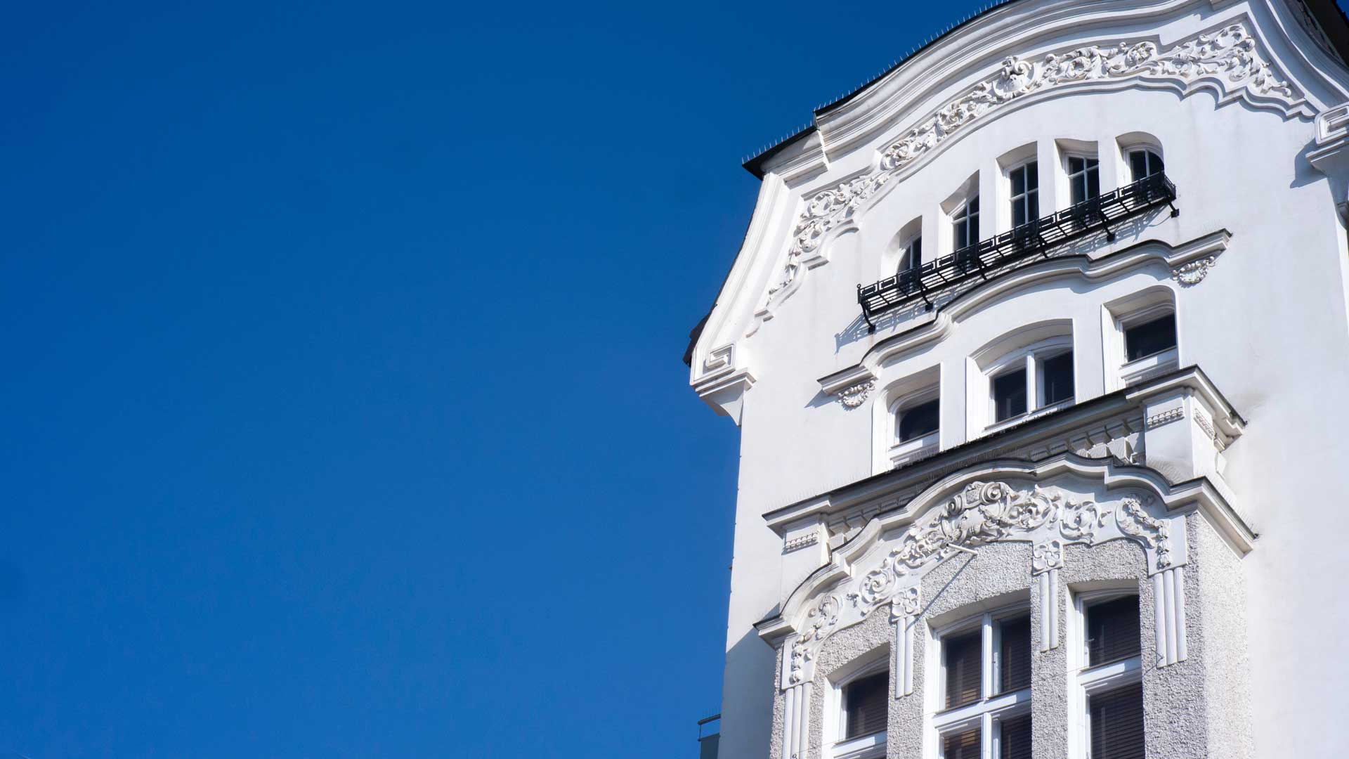 Pohled na průčelí bílé budovy v Olomouci