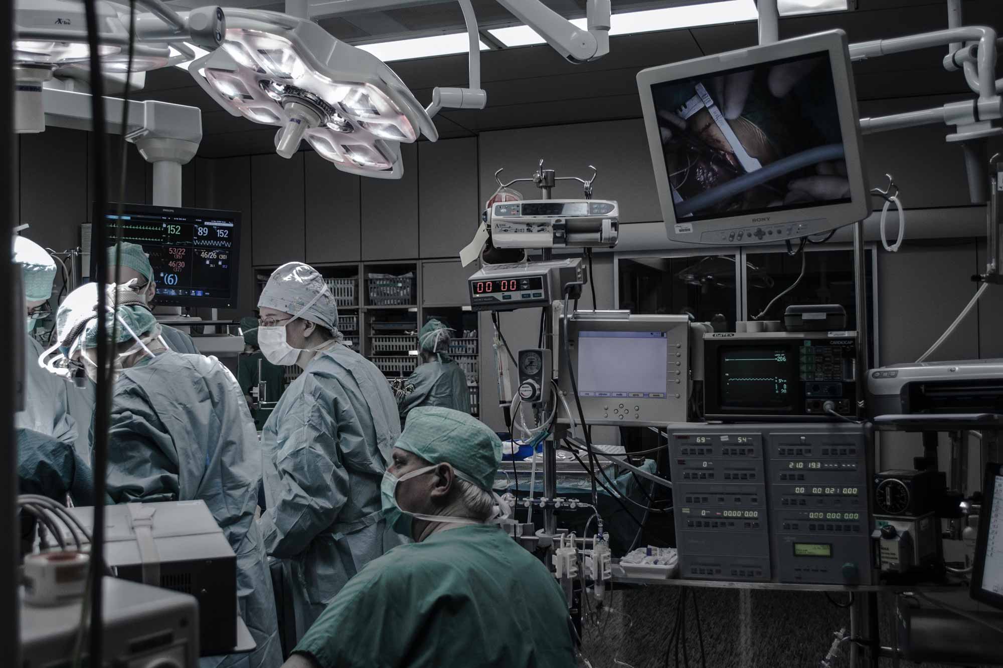 Chirurgů na operačním sále, na klinice